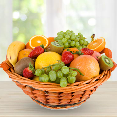 Basket arrangement 4kg of mixed fruits.